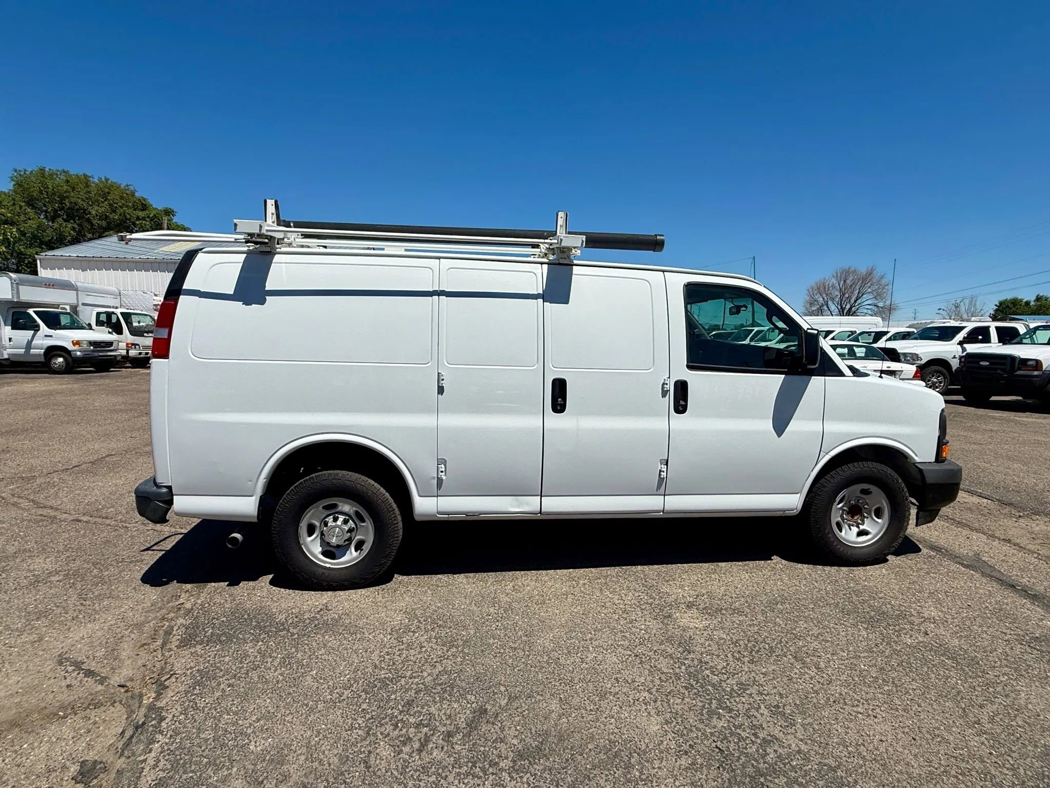 Used 2017 Chevrolet Express 2500 Van 3D image 6