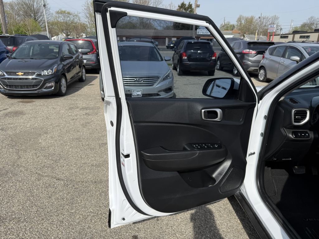 Used 2021 Hyundai Venue SE image 7