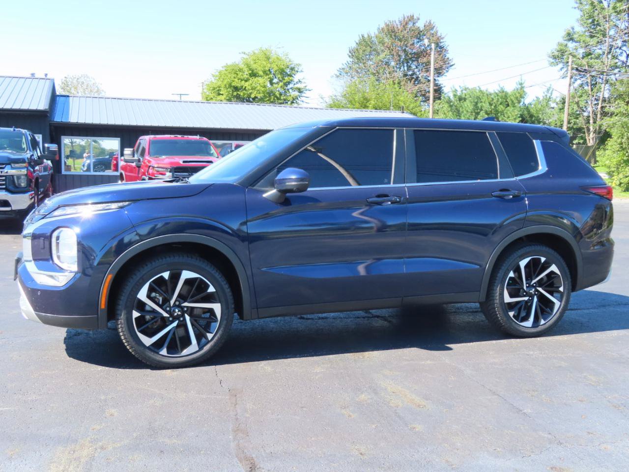 Used 2022 Mitsubishi Outlander SE AWD/4WD image 2