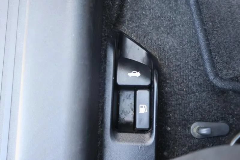 Used 2009 Toyota Yaris Sedan w/ Convenience Pkg FWD image 11