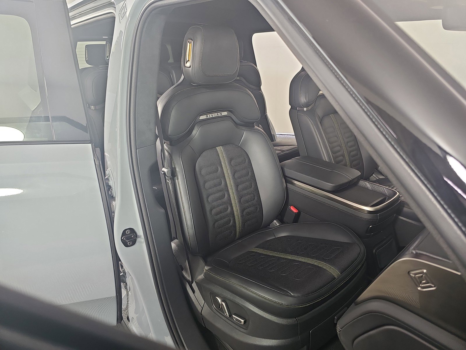 Used 2024 Rivian R1S Adventure AWD/4WD image 24