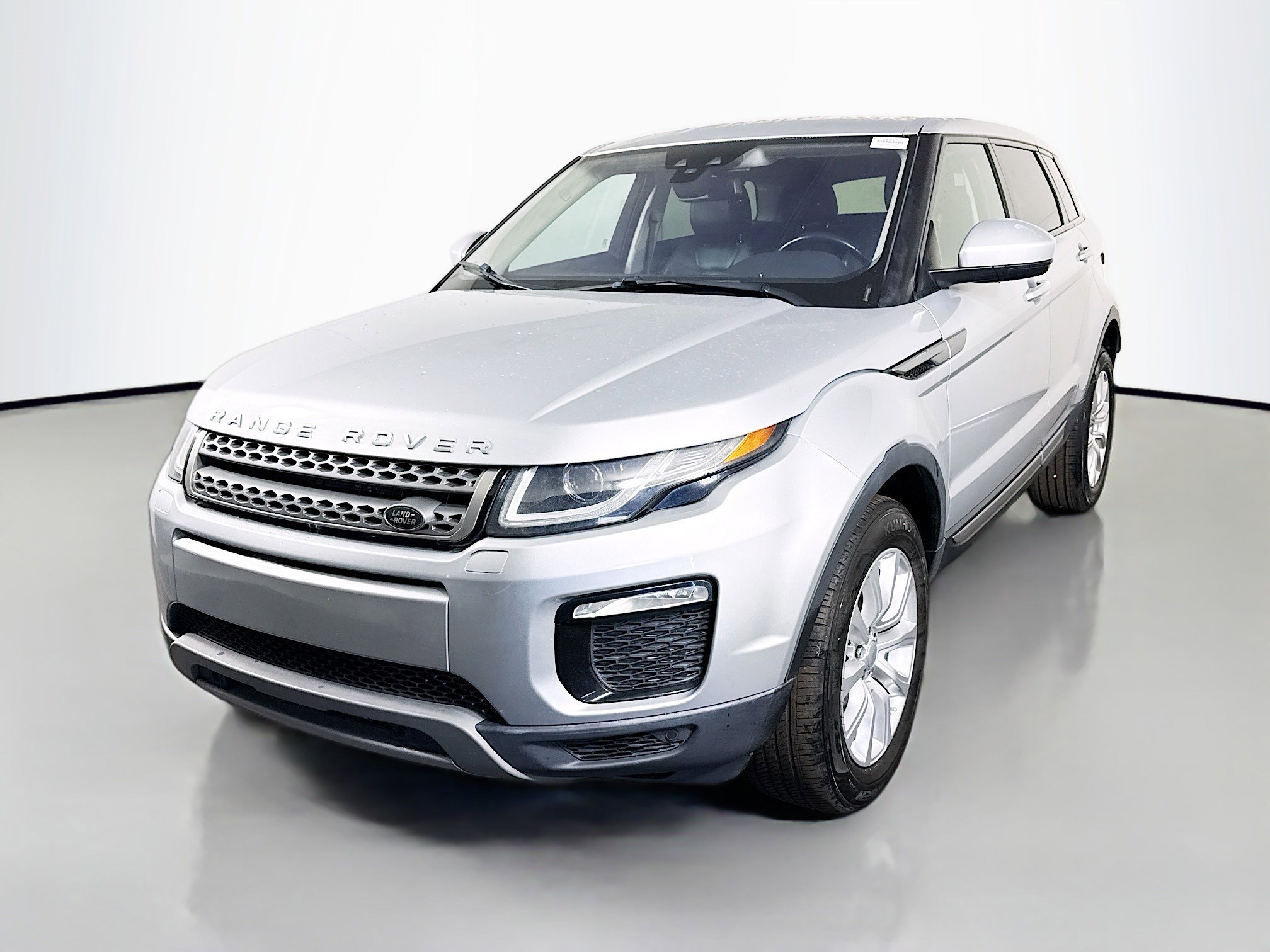 Used 2019 Land Rover Range Rover Evoque SE image 4
