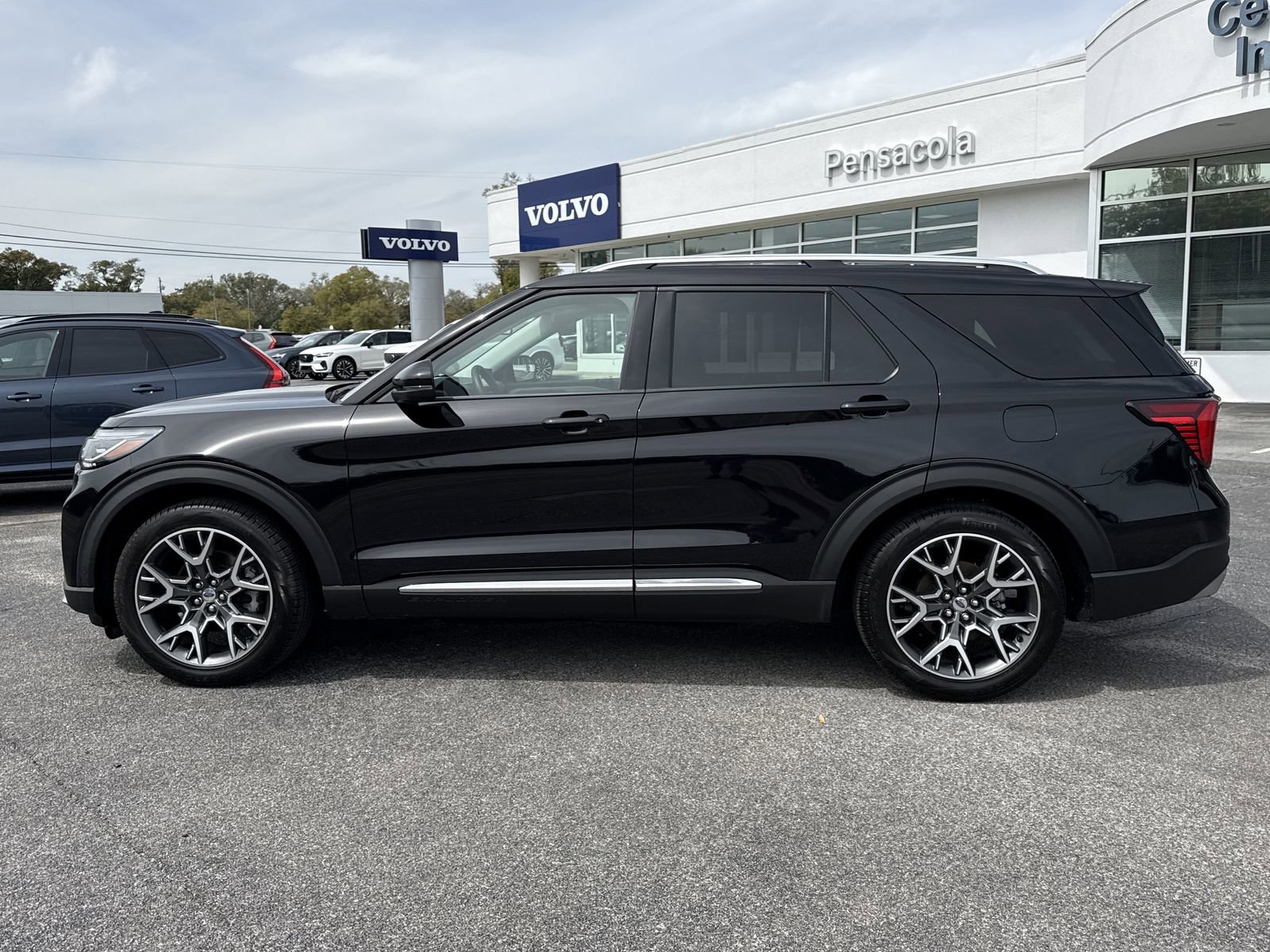Used 2025 Ford Explorer Platinum w/ Ultimate Package RWD image 2