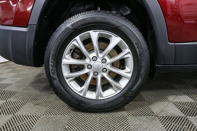 Used 2019 Jeep Cherokee Latitude w/ Cold Weather Group image 16