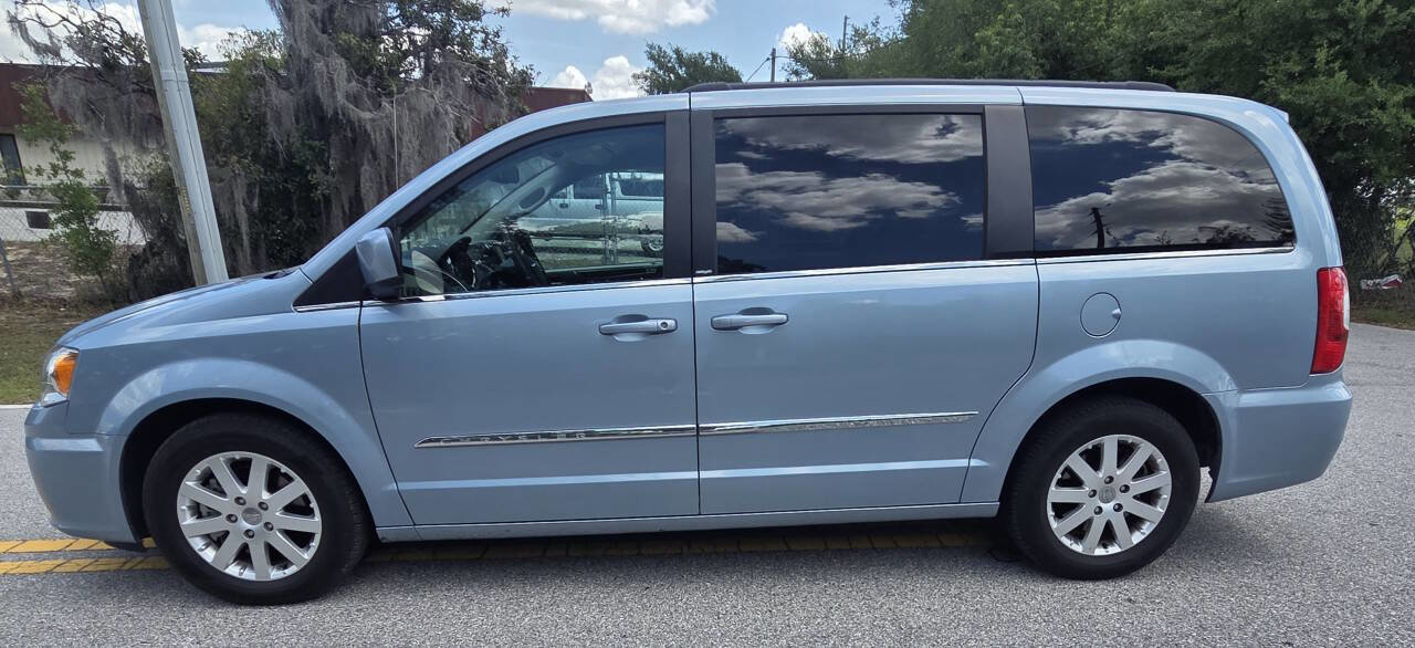 Used 2013 Chrysler Town & Country Touring image 1