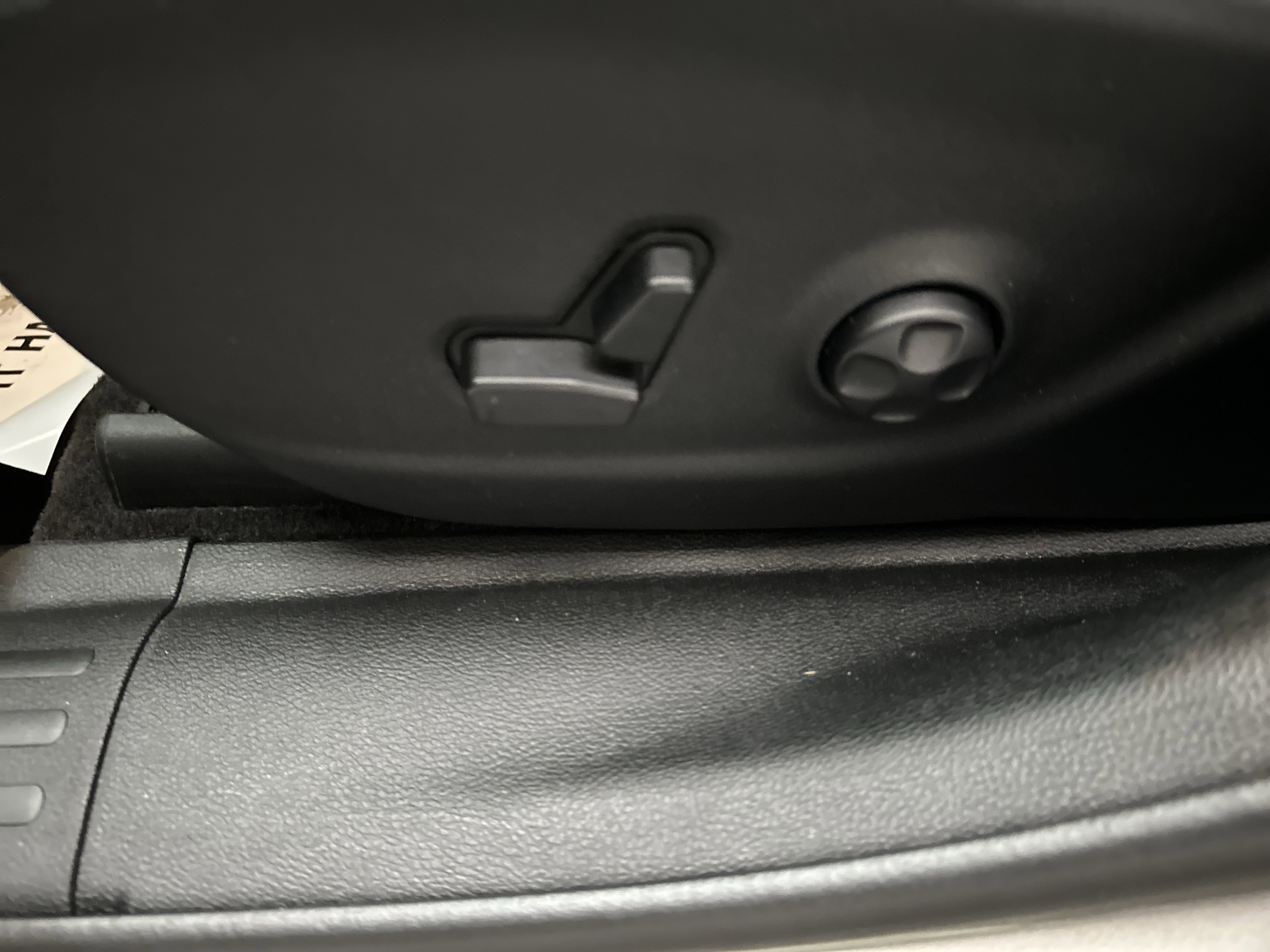 Used 2019 Jeep Cherokee Latitude Plus w/ Comfort/Convenience Group image 19