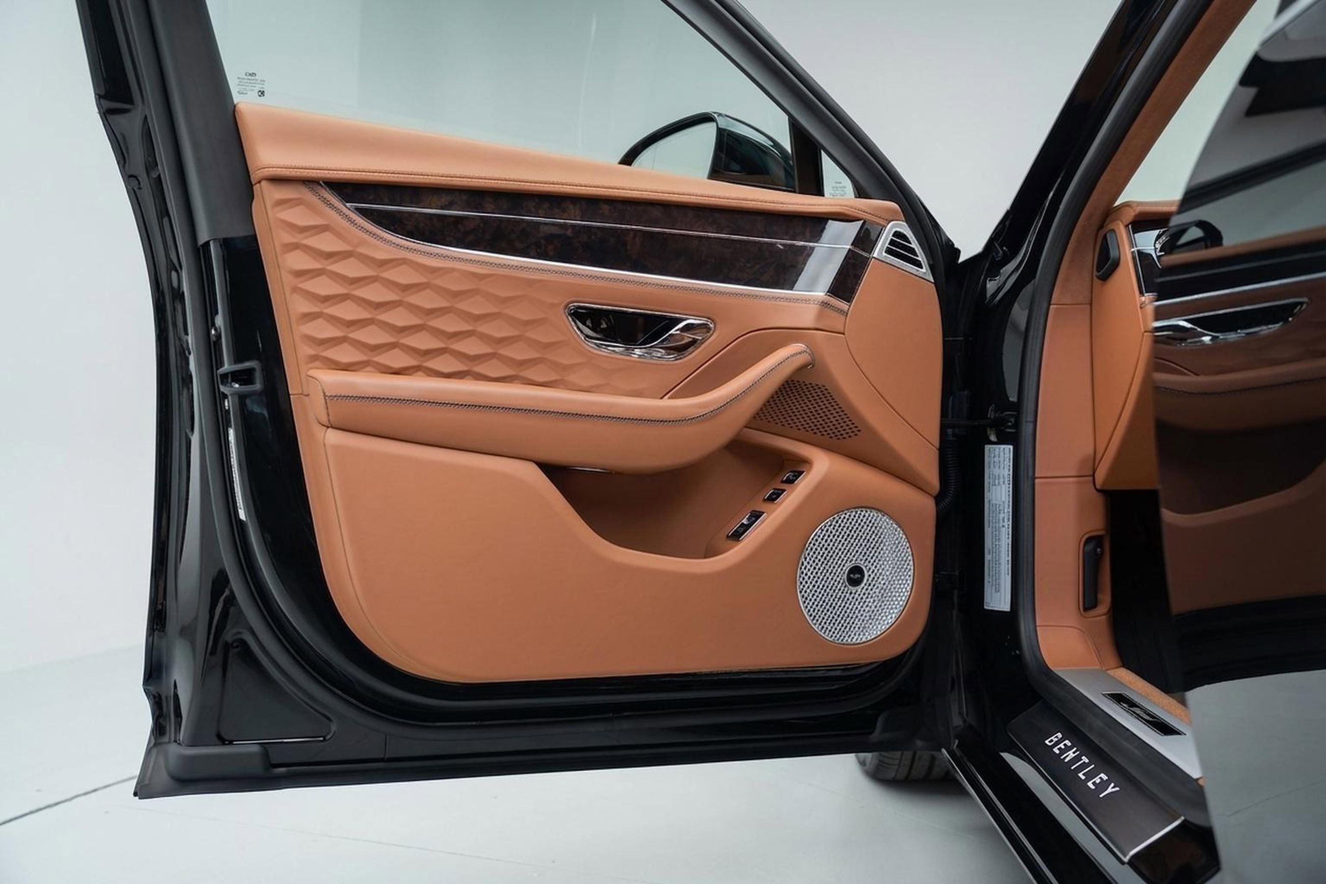 Used 2025 Bentley Flying Spur Plug-In Hybrid image 7