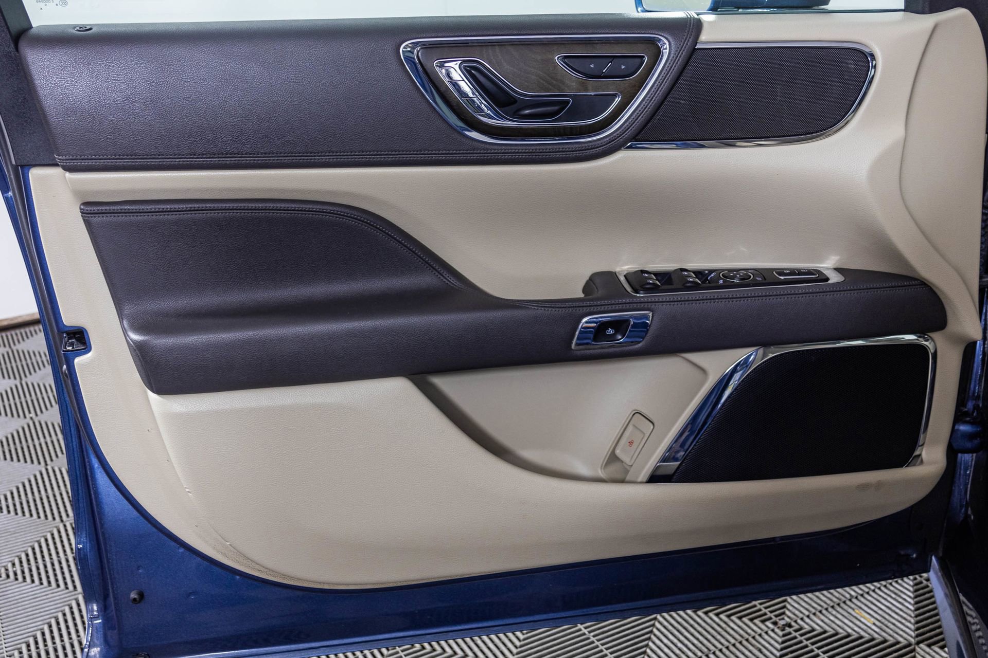 Used 2018 Lincoln Continental Select image 37