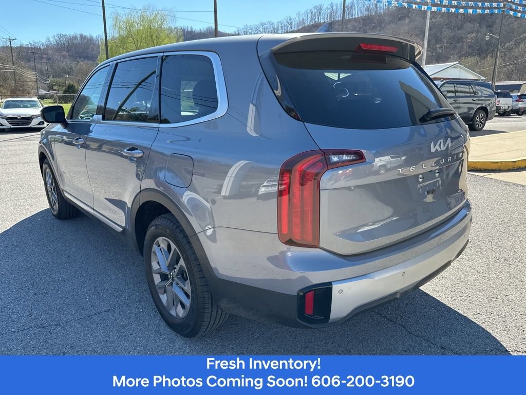 Used 2023 Kia Telluride LX AWD/4WD image 3