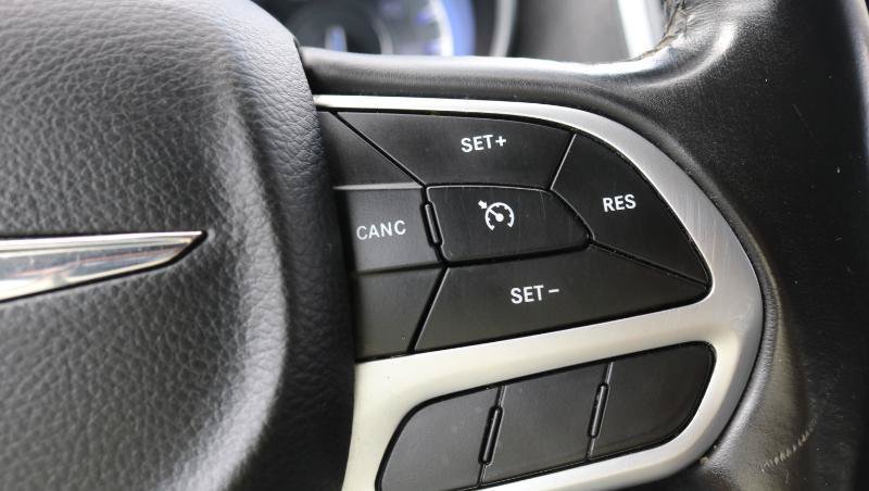 Used 2018 Chrysler 300 Touring w/ Sport Appearance Package RWD image 9