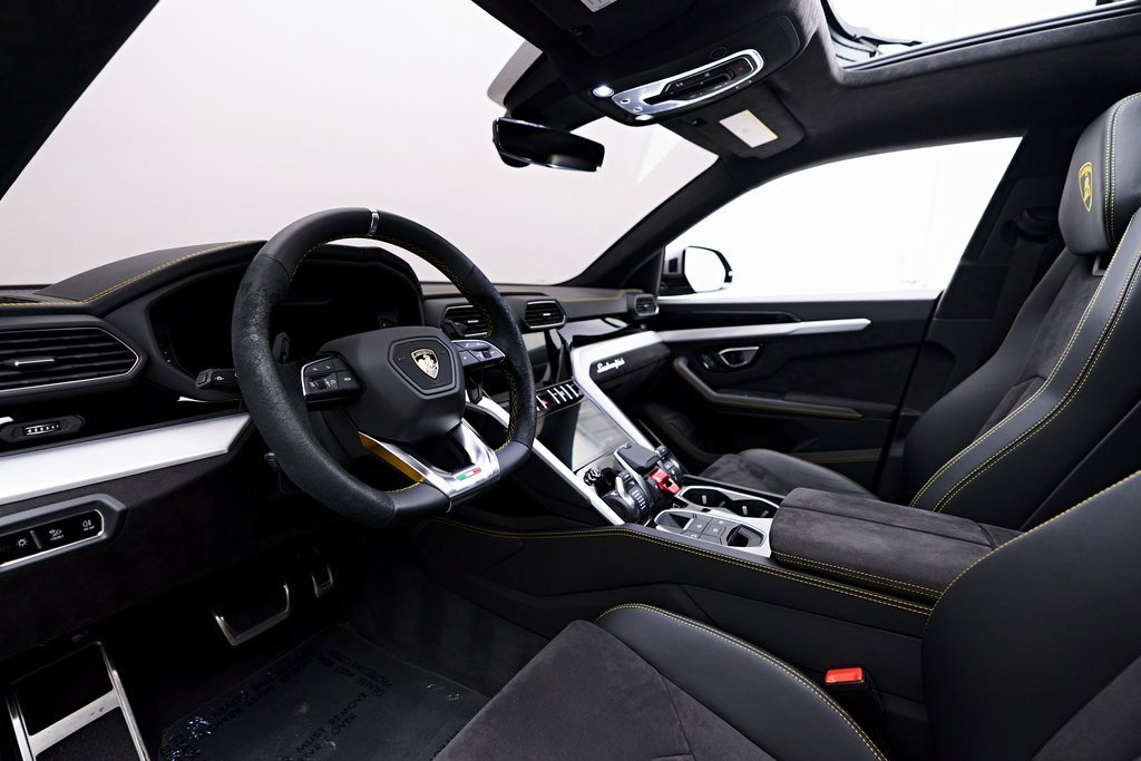 Used 2021 Lamborghini Urus image 2
