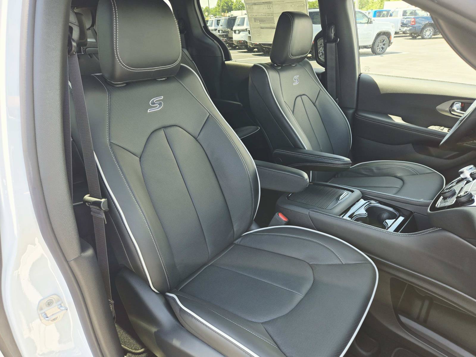 New 2027 Chrysler Pacifica Limited FWD image 19