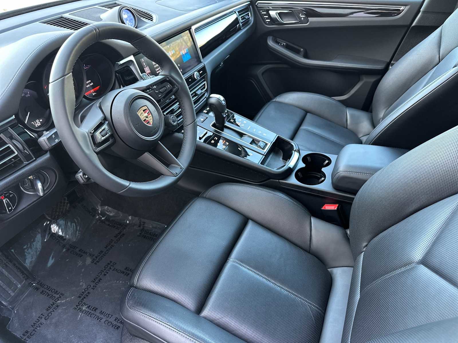 Certified 2025 Porsche Macan image 4