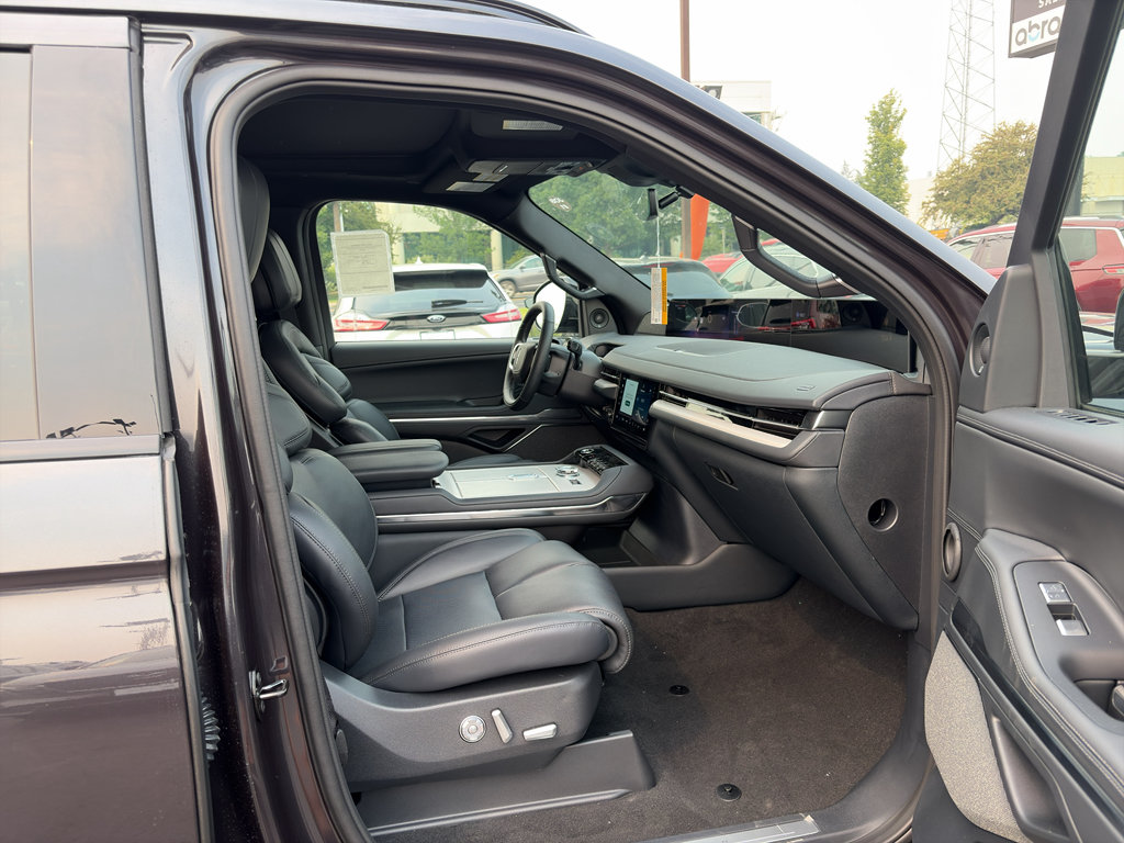 New 2027 Lincoln Navigator Reserve w/ Jet Appearance Package AWD/4WD image 18