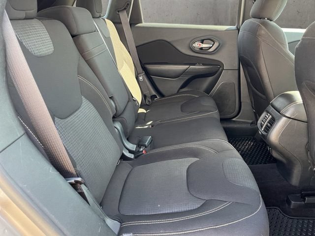 Used 2016 Jeep Cherokee Latitude w/ Cold Weather Group AWD/4WD image 19