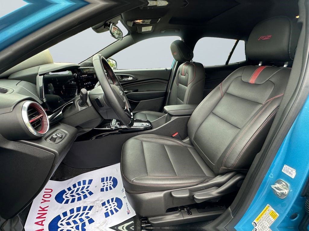 Certified 2025 Chevrolet Trax RS w/ Sunroof Package FWD image 9