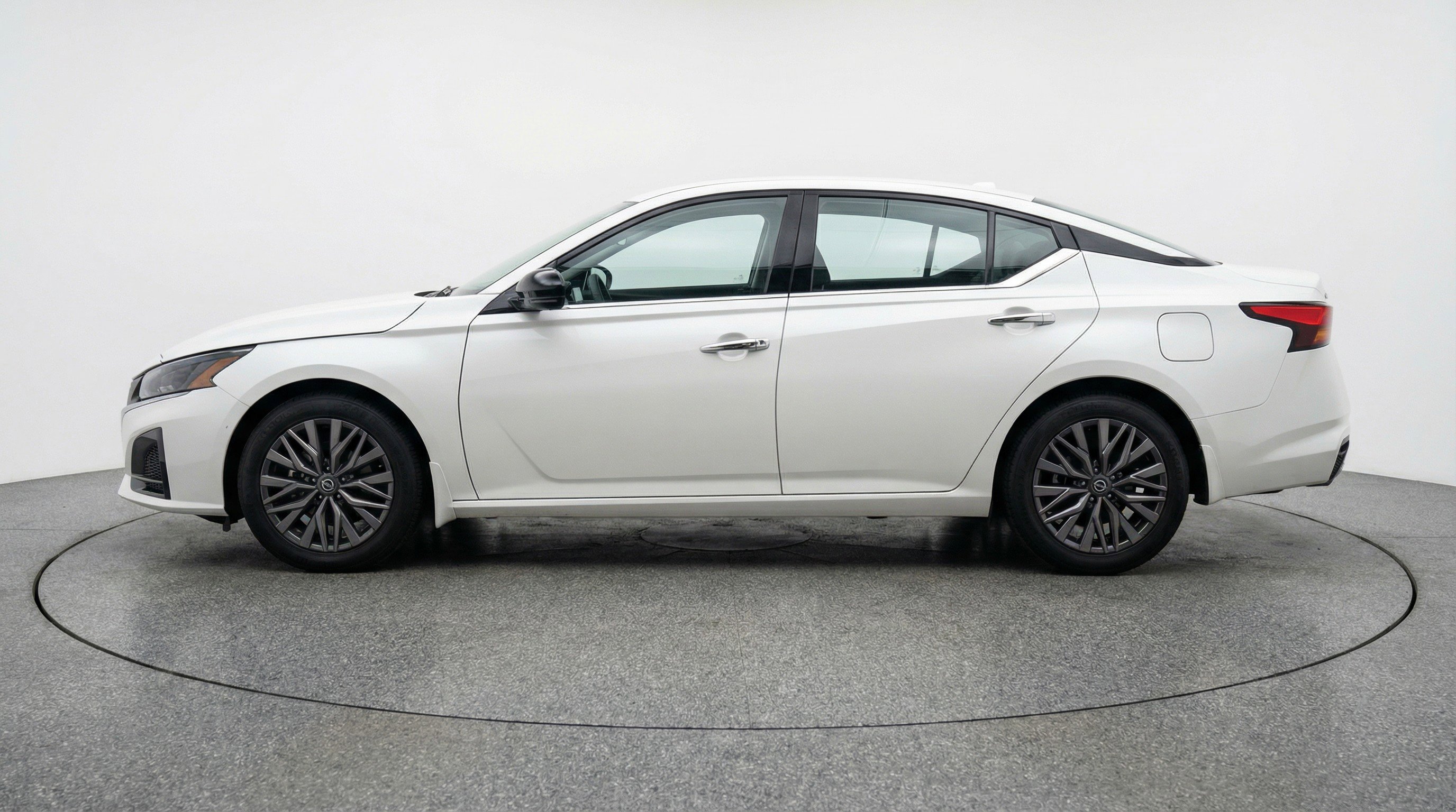 Used 2025 Nissan Altima 2.5 SV FWD image 5