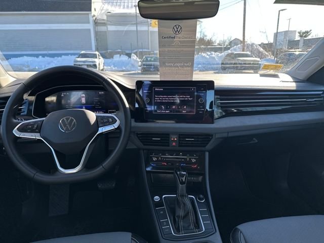 Certified 2025 Volkswagen Jetta SE w/ Sunroof Package image 16