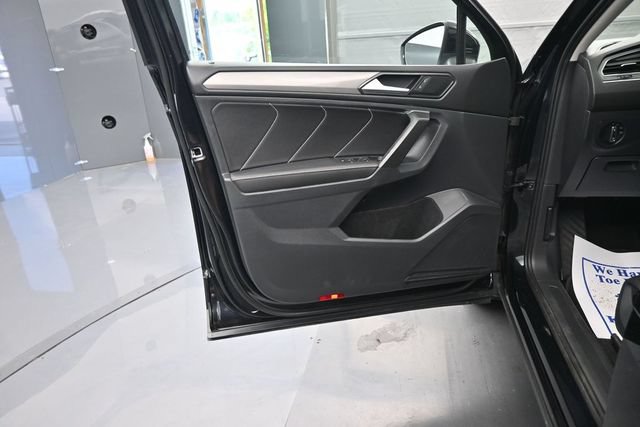 Used 2023 Volkswagen Tiguan SE w/ Panoramic Sunroof Package FWD image 11