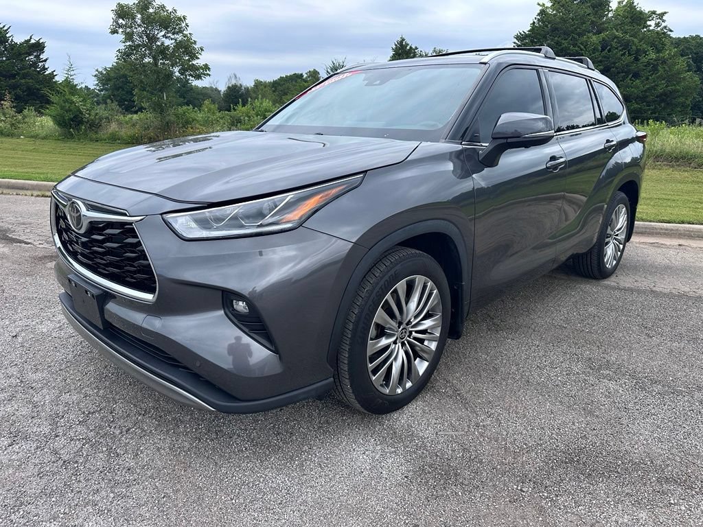 Certified 2024 Toyota Highlander Platinum AWD/4WD image 1