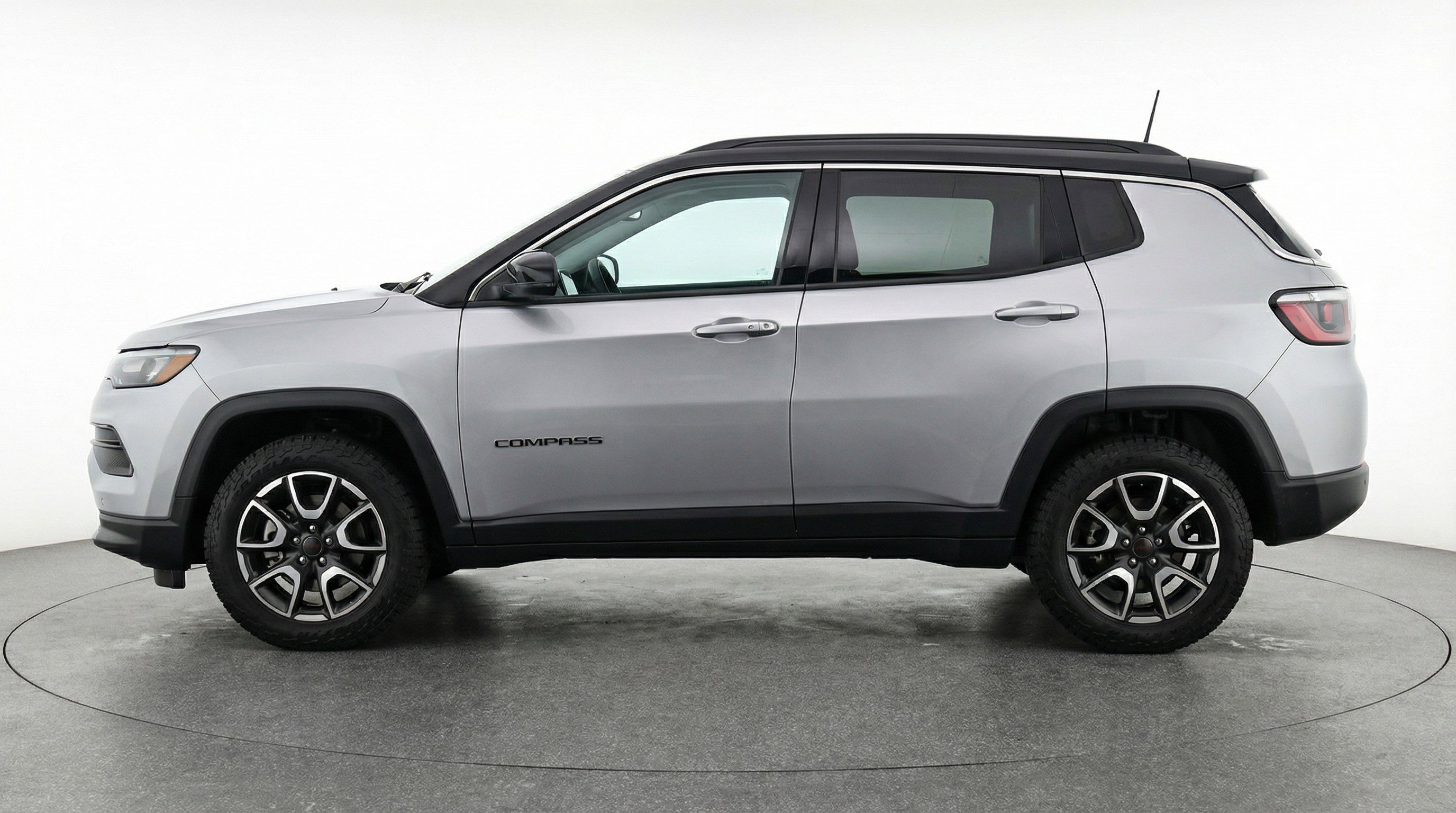 Used 2025 Jeep Compass Trailhawk image 5