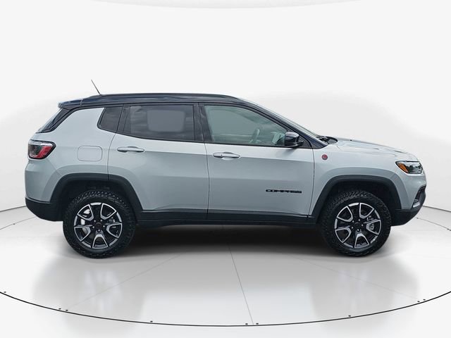 Used 2025 Jeep Compass Trailhawk AWD/4WD image 2