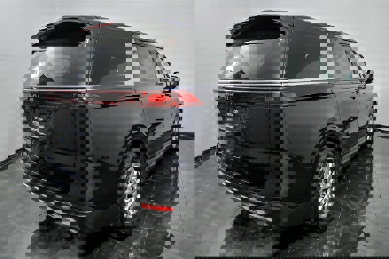 Used 2023 Kia Carnival LX image 9