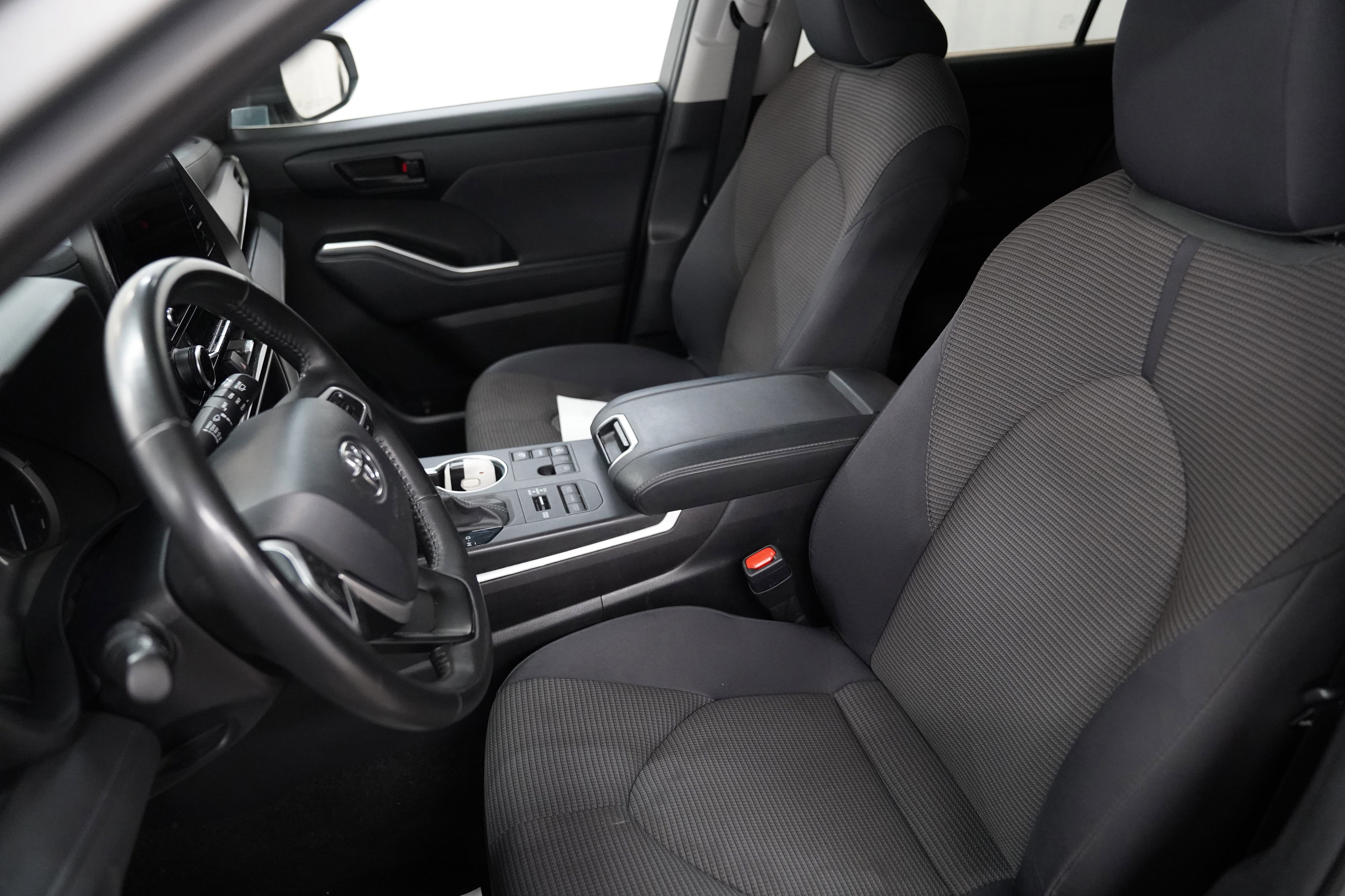 Used 2024 Toyota Highlander LE image 4