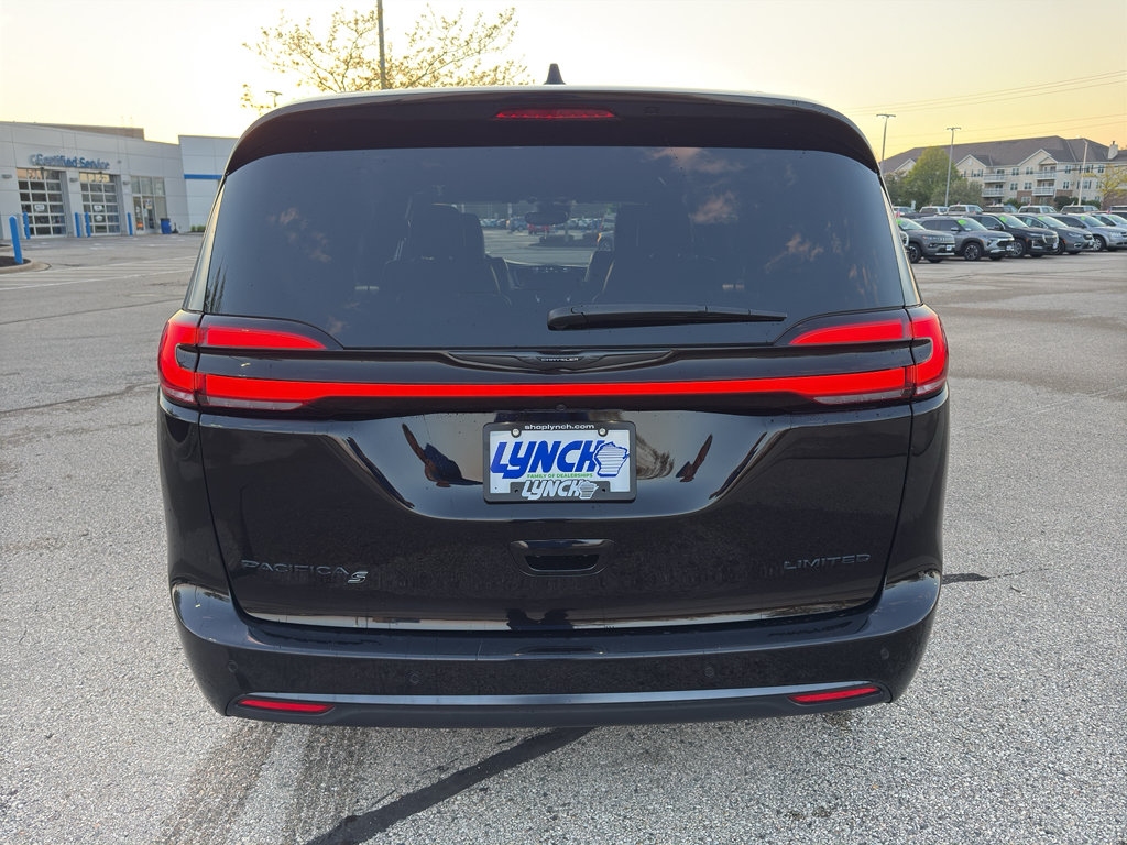 Used 2025 Chrysler Pacifica Limited FWD image 4