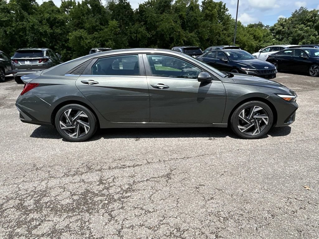 New 2026 Hyundai Elantra Limited FWD image 8