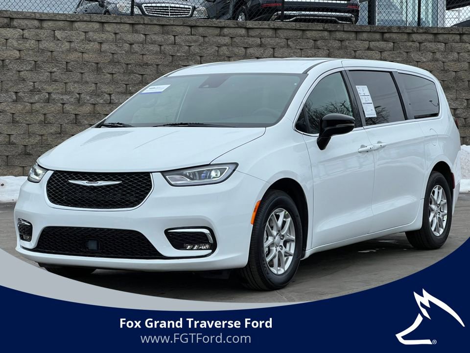 Used 2026 Chrysler Pacifica Select image 1