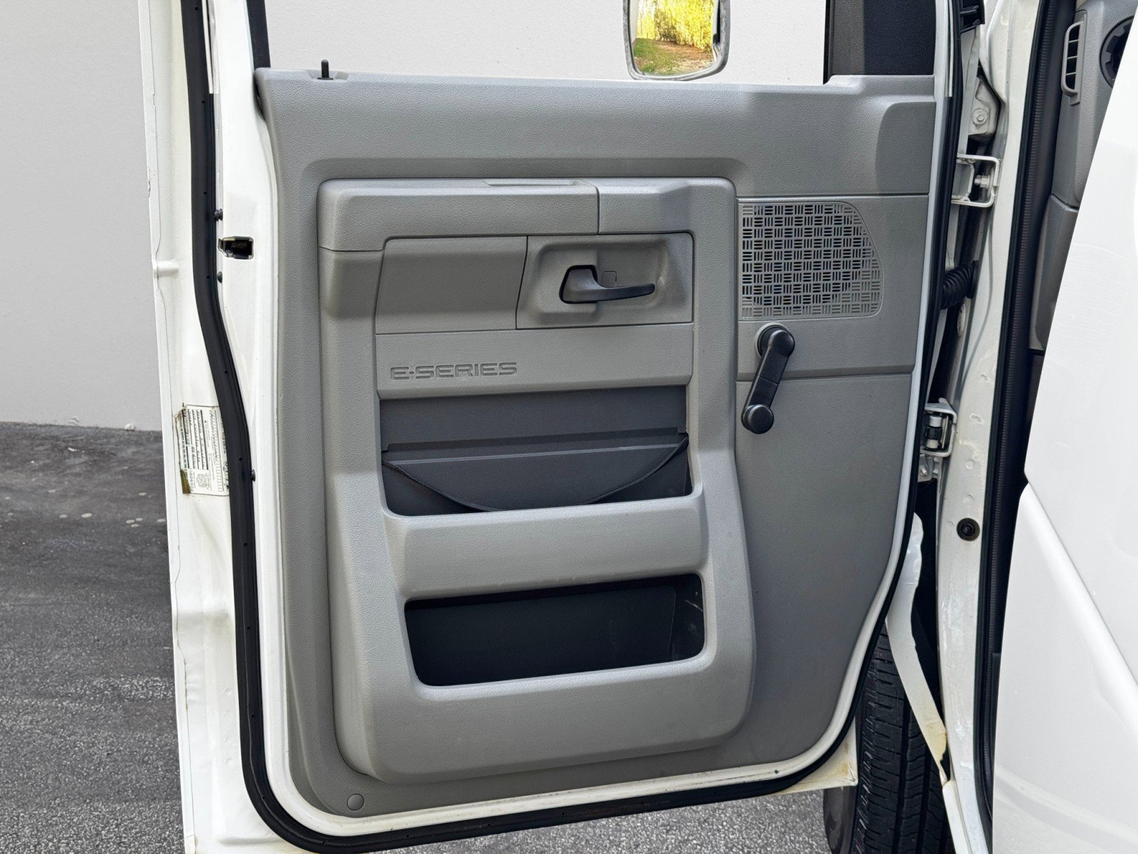 Used 2010 Ford E-350 and Econoline 350 Extended Super Duty image 19