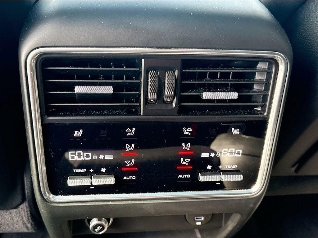 Used 2023 Porsche Cayenne Platinum Edition image 26