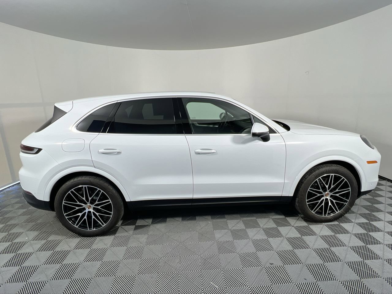 Used 2025 Porsche Cayenne AWD/4WD image 2