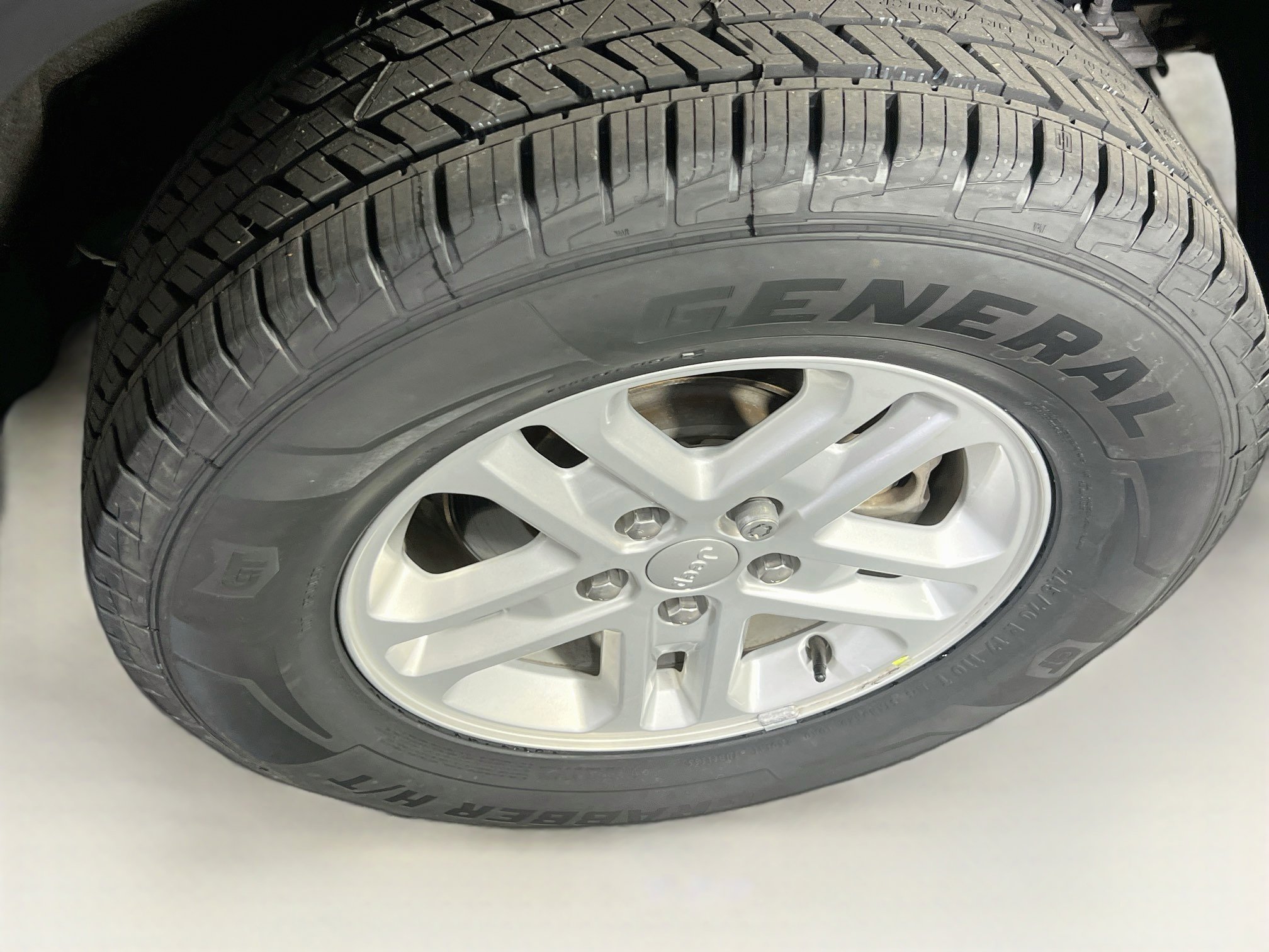 Used 2023 Jeep Grand Cherokee Laredo AWD/4WD image 28