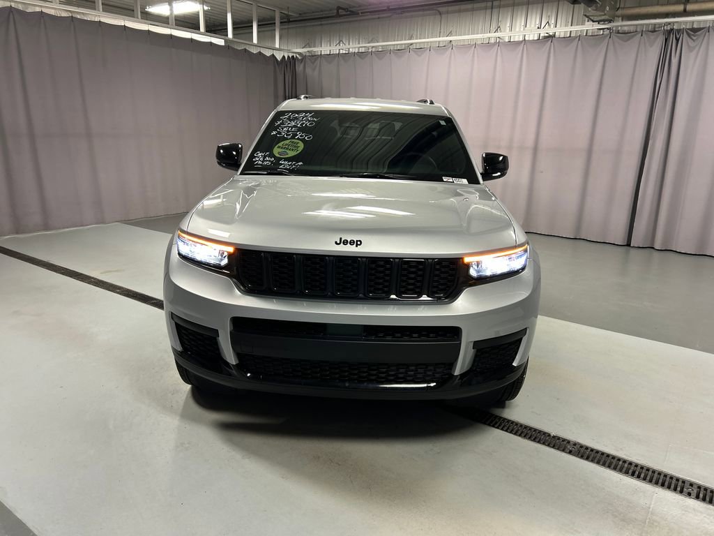 Used 2024 Jeep Grand Cherokee L Laredo image 2