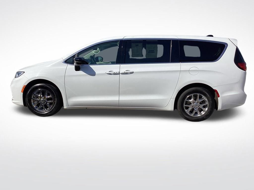 Used 2024 Chrysler Pacifica Touring-L FWD image 7