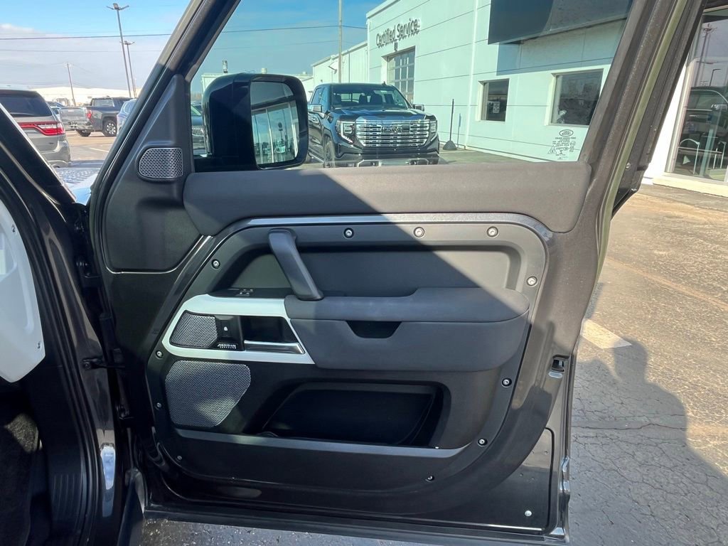 Used 2023 Land Rover Defender 110 SE image 30