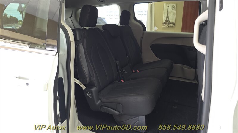 Used 2017 Chrysler Pacifica Touring FWD image 17