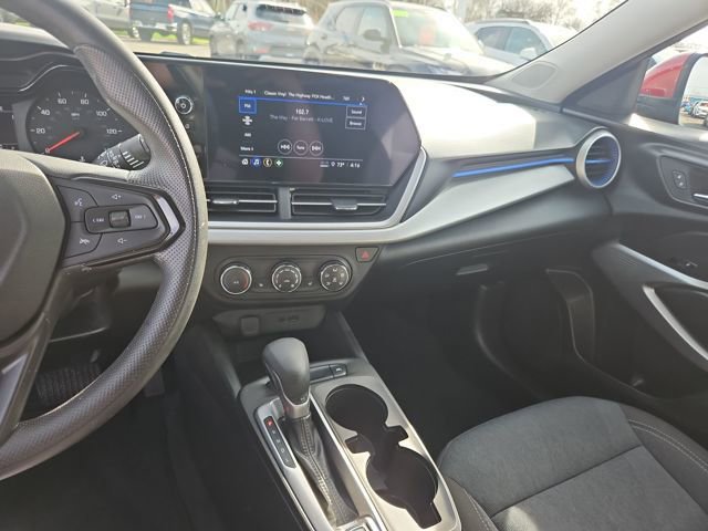 Used 2024 Chevrolet Trax LS w/ LS Convenience Package image 18