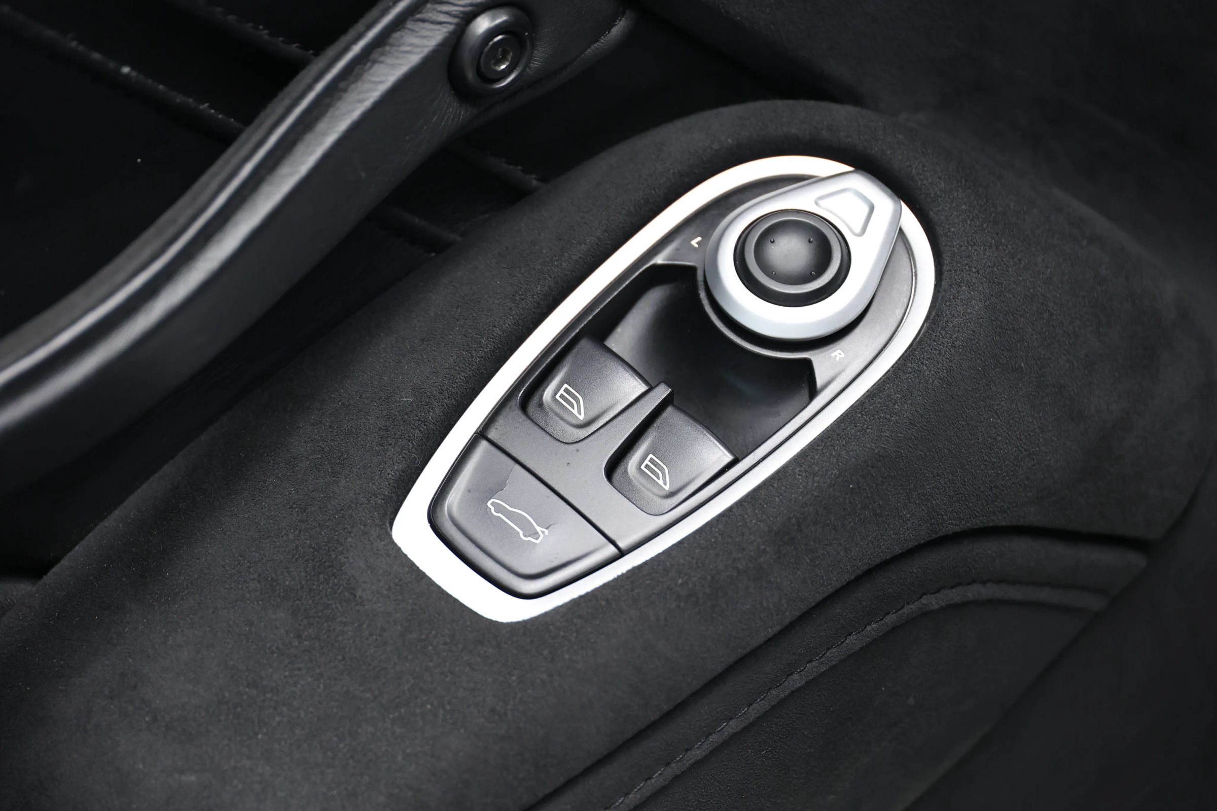 Used 2020 Aston Martin V8 Vantage Coupe RWD image 13