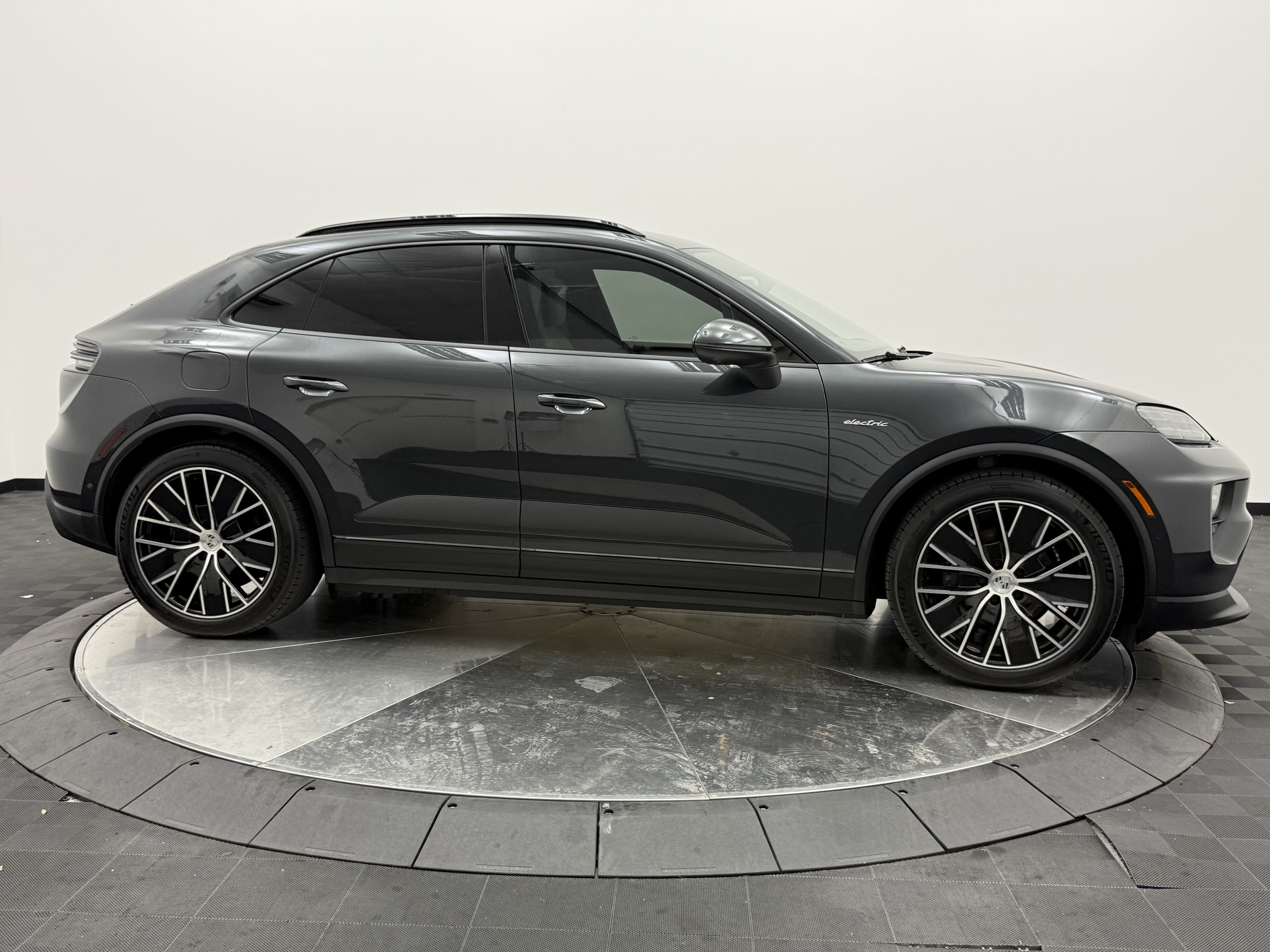 Used 2024 Porsche Macan 4 Electric AWD/4WD image 9
