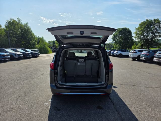 Used 2017 Chrysler Pacifica Touring-L w/ Tire & Wheel Group FWD image 10