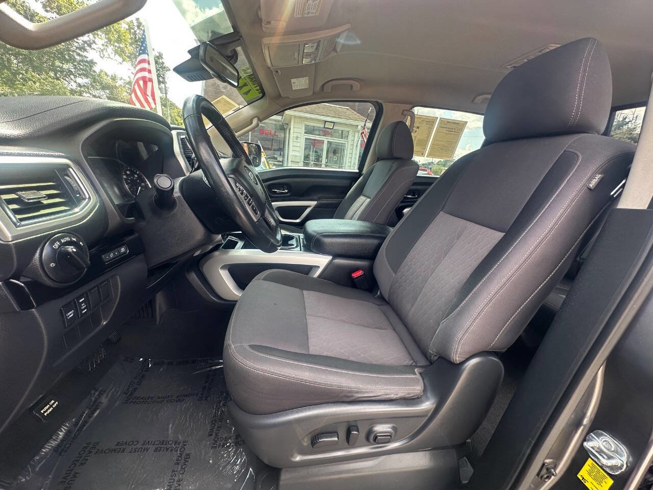 Used 2021 Nissan Titan SV w/ SV Convenience Package image 12