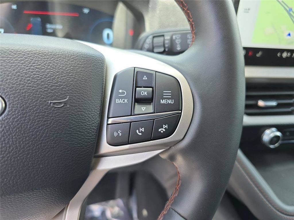Used 2025 Ford Explorer Active AWD/4WD image 30