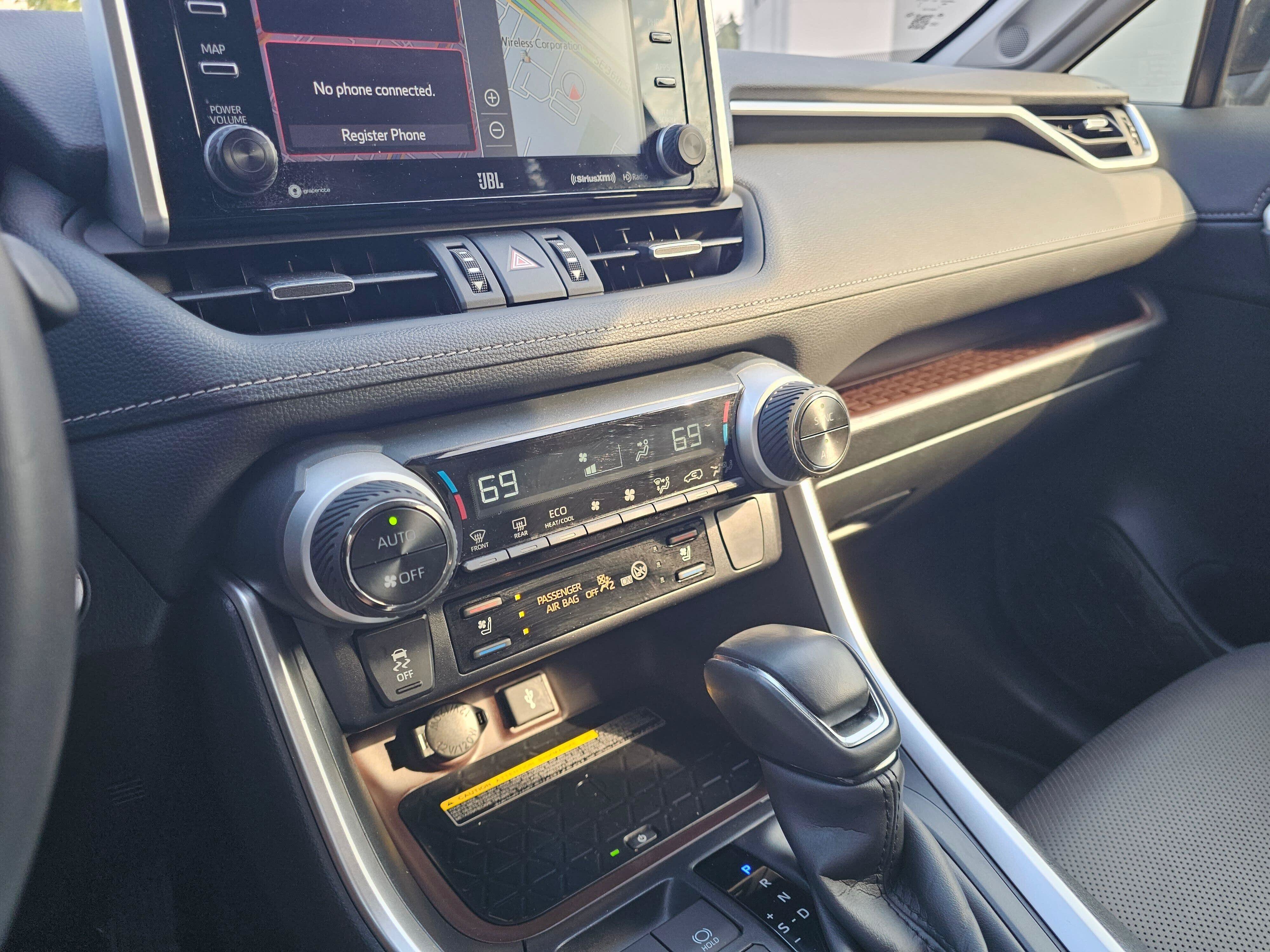 Used 2020 Toyota RAV4 Limited AWD/4WD image 29