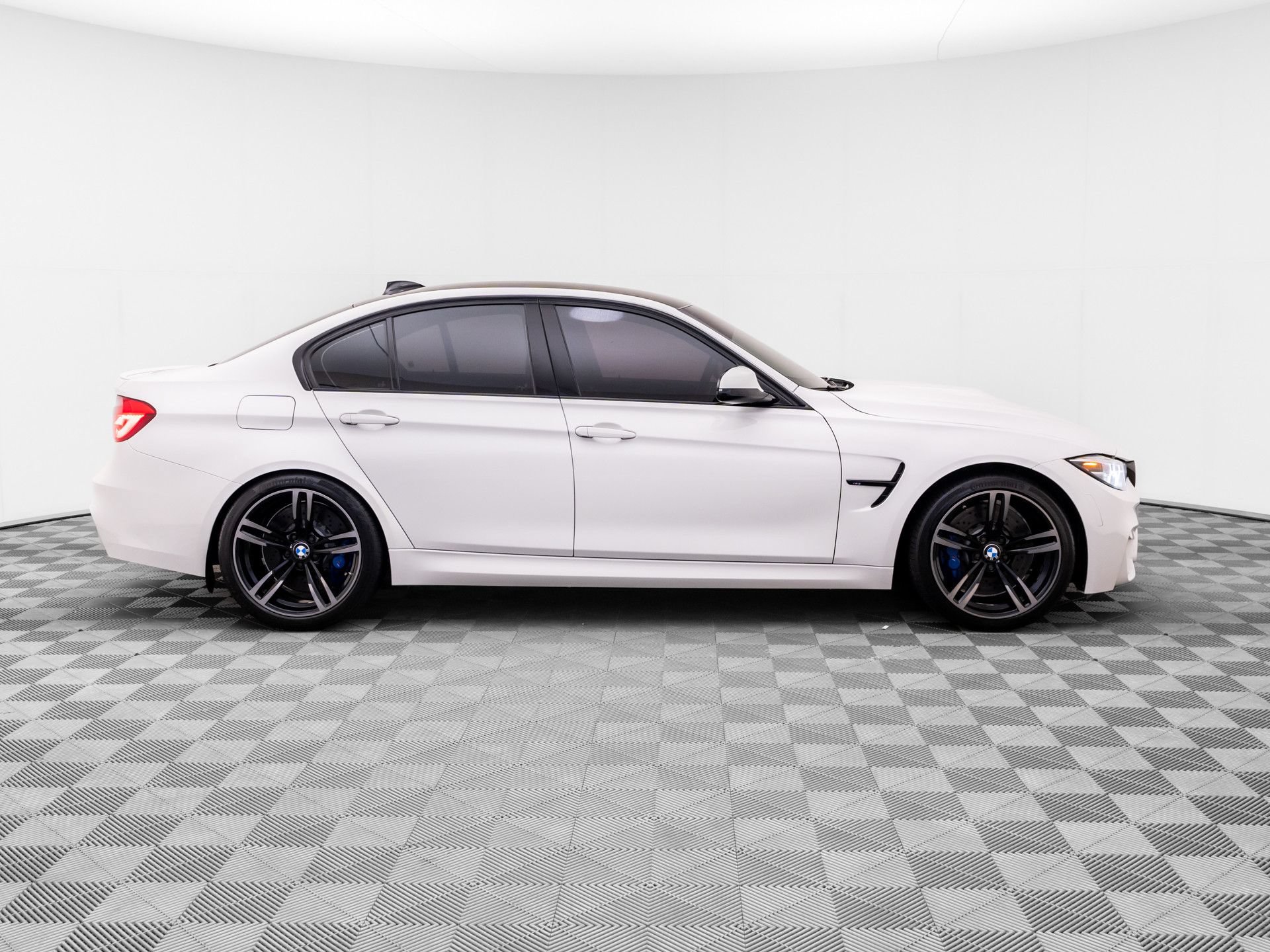 Used 2018 BMW M3 RWD image 7