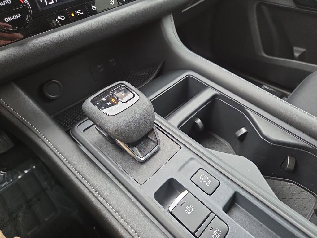 Used 2024 Nissan Pathfinder S image 24