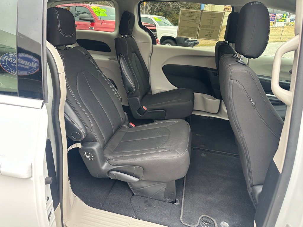 Used 2023 Chrysler Voyager LX image 22