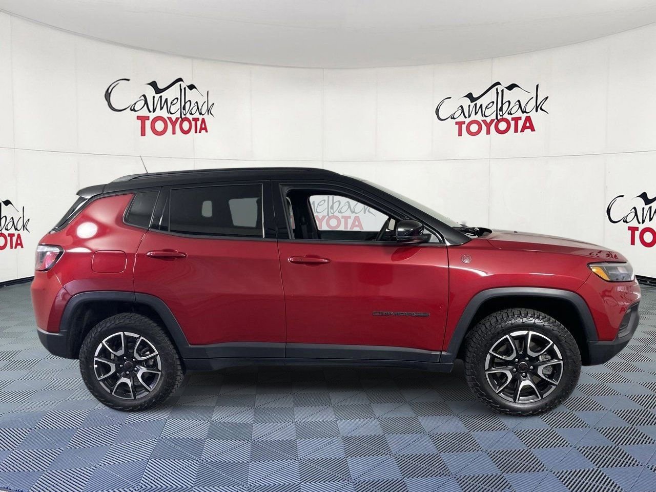 Used 2025 Jeep Compass Trailhawk image 8